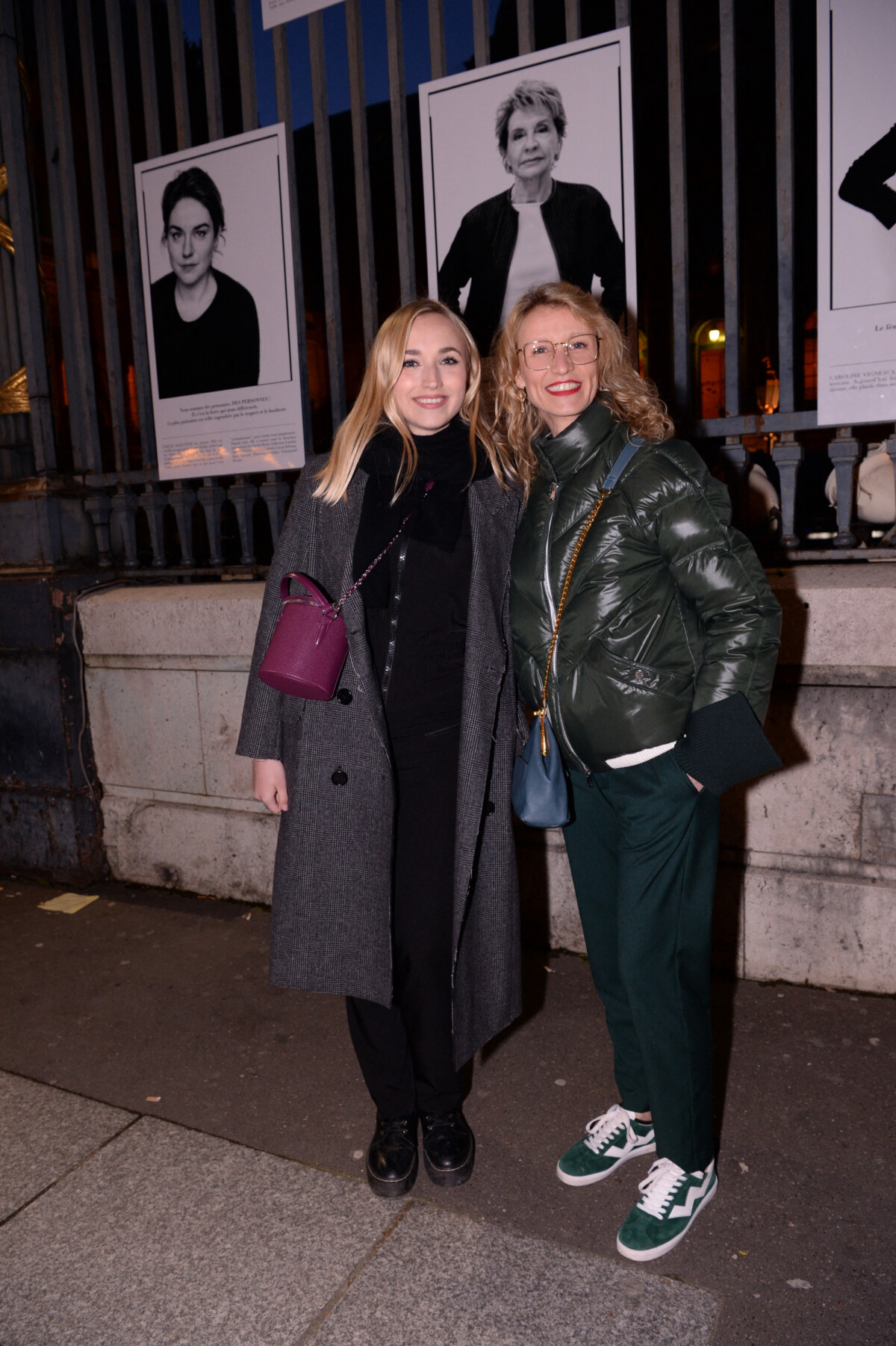 Photo Exclusif Chloé Jouannet Et Sa Mère Alexandra Lamy Au Vernissage De Lexposition Photos 