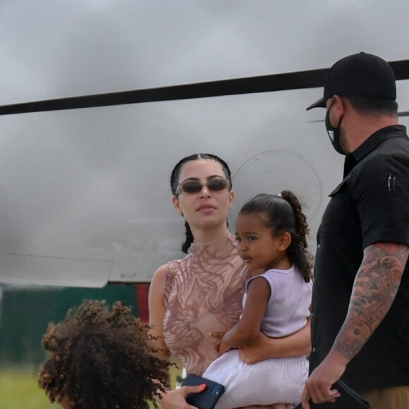 Kim Kardashian, North West, Saint West, Chicago West, Psalm West arrivent en jet privé à Miami, le 9 août 2020.