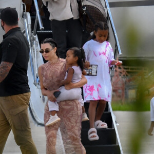 Kim Kardashian, North West, Saint West, Chicago West, Psalm West arrivent en jet privé à Miami, le 9 août 2020.