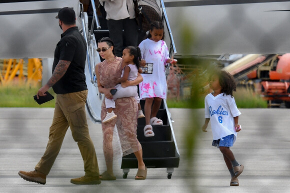 Kim Kardashian, North West, Saint West, Chicago West, Psalm West arrivent en jet privé à Miami, le 9 août 2020.