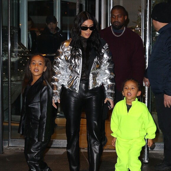 Kim Kardashian, son mari Kanye West et leurs enfants North et Saint - La famille Kardashian West l'hôtel Ritz-Carlton après avoir dîné dans le restaurant Milos à New York, le 21 décembre 2019.