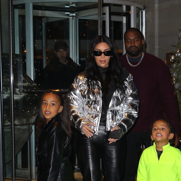 Kim Kardashian, son mari Kanye West et leurs enfants North et Saint à New York, le 21 décembre 2019.