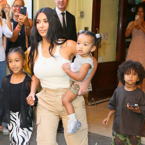 Kim Kardashian est allée assister avec ses enfants Saint West, North West et Chicago West à la messe dominicale de son mari K. West à New York.