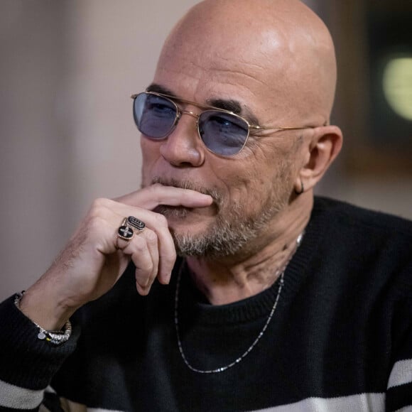 Exclusif - Pascal Obispo lors de l'enregistrement de sa surprise pour l'émission "La Lettre", à La Cantine Sauvage à La Plaine-Saint-Denis à Paris, présentée par S.Davant et diffusée le 29 mai 2021 sur France 2. Le 5 décembre 2020 © Cyril Moreau / Bestimage 