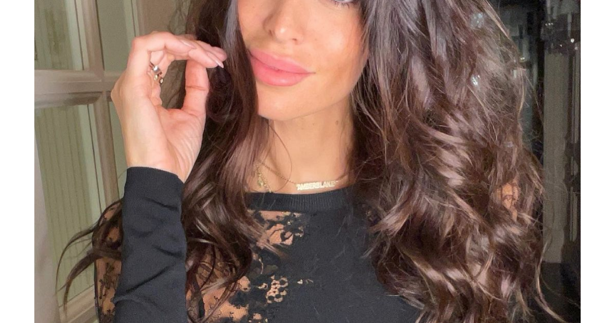 Jade Lagardère sexy : elle affole ses fans avec une combi en cuir à 4000 euros Jade Lagardère sexy : elle affole ses fans avec une combi en cuir à 4000 euros