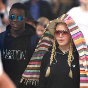 Exclusif - Madonna et son fils David Banda arrivent à l'aéroport international Liberty de Newark, le 20 août 2018.