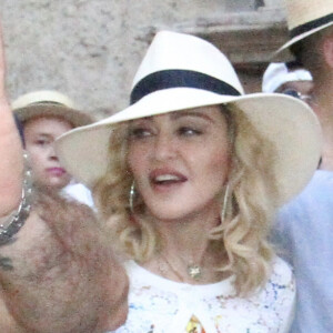 Madonna se balade avec son fils David Banda dans les rues de Lecce en Italie, le 17 août 2017.