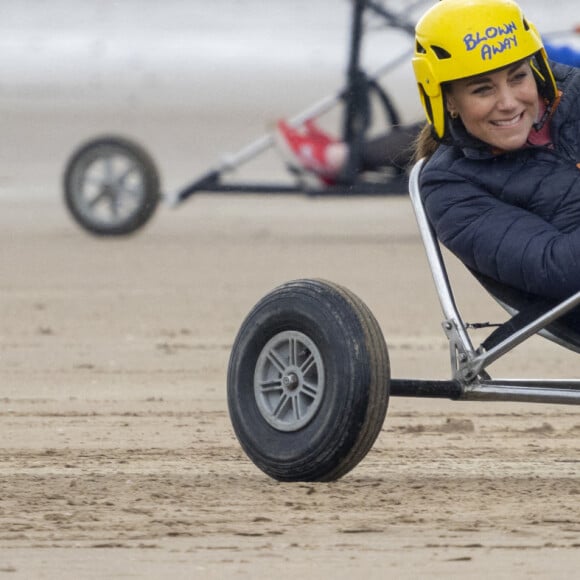 Catherine (Kate) Middleton, duchesse de Cambridge, fait du char à voile sur la plage Saint Andrews dans le comté de East Lothian, Ecosse, Royaume Uni, le 26 mai 2021.