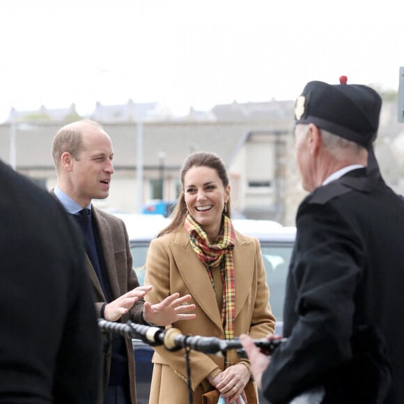 Le prince William, duc de Cambridge, et Catherine (Kate) Middleton, duchesse de Cambridge, lors de l'ouverture officielle du nouvel hôpital Balfour des Orcades à Kirkwall, Ecosse, le 25 mai 2021, où le couple royal rencontre le personnel du NHS pendant leur tournée en Écosse.