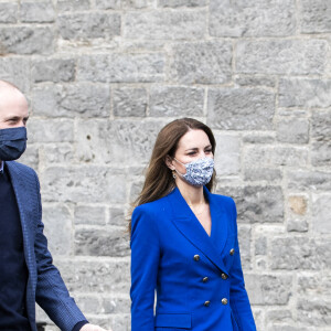 Le prince William, duc de Cambridge et Catherine (Kate) Middleton, duchesse de Cambridge, arrivent pour aider à préparer des repas avec des représentants de Sikh Sanjog, qui seront distribués aux familles vulnérables, dans la cuisine du café du Palace de Holyroodhouse à Édimbourg, Ecosse, Royaume Uni, le 24 mai 2021.