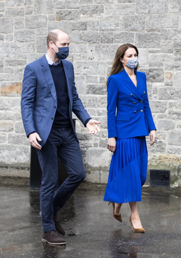 Le prince William, duc de Cambridge et Catherine (Kate) Middleton, duchesse de Cambridge, arrivent pour aider à préparer des repas avec des représentants de Sikh Sanjog, qui seront distribués aux familles vulnérables, dans la cuisine du café du Palace de Holyroodhouse à Édimbourg, Ecosse, Royaume Uni, le 24 mai 2021.