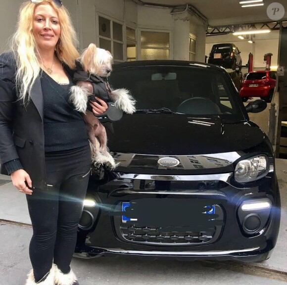 Loana avec son chien et sa voiture sans permis, mai 2021