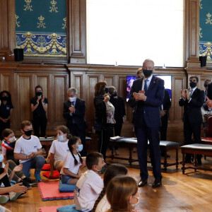 Le prince Albert II de Monaco et la princesse Gabriella de Monaco accueillent les enfants d'une classe de CM2, sinistrés de la tempête Alex dans vallée de la Roya, au musée océanographique à Monaco, le 1er juin 2021. © Jean François Ottonello/Nice Matin/Bestimage 