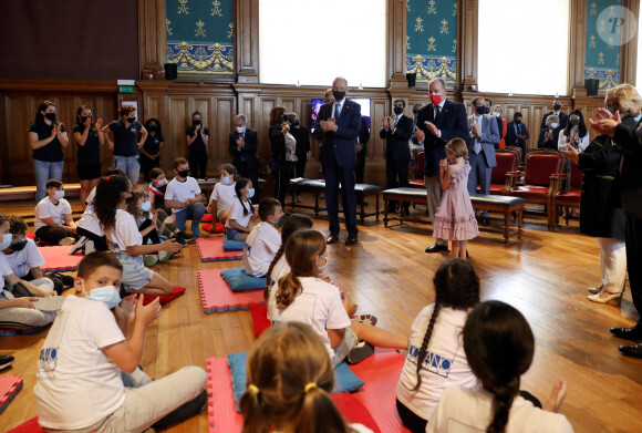 Le prince Albert II de Monaco et la princesse Gabriella de Monaco accueillent les enfants d'une classe de CM2, sinistrés de la tempête Alex dans vallée de la Roya, au musée océanographique à Monaco, le 1er juin 2021. © Jean François Ottonello/Nice Matin/Bestimage 