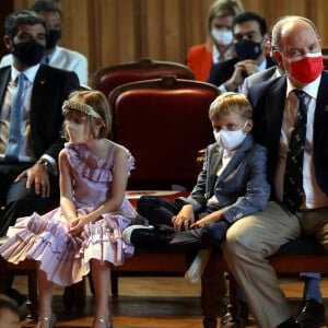 Le prince Albert II de Monaco et la princesse Gabriella de Monaco accueillent les enfants d'une classe de CM2, sinistrés de la tempête Alex dans vallée de la Roya, au musée océanographique à Monaco, le 1er juin 2021. © Jean François Ottonello/Nice Matin/Bestimage 