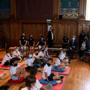 Le prince Albert II de Monaco et la princesse Gabriella de Monaco accueillent les enfants d'une classe de CM2, sinistrés de la tempête Alex dans vallée de la Roya, au musée océanographique à Monaco, le 1er juin 2021. © Jean François Ottonello/Nice Matin/Bestimage 