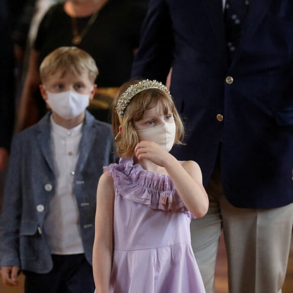 Le prince Albert II de Monaco et la princesse Gabriella de Monaco accueillent les enfants d'une classe de CM2, sinistrés de la tempête Alex dans vallée de la Roya, au musée océanographique à Monaco, le 1er juin 2021. © Jean François Ottonello/Nice Matin/Bestimage 