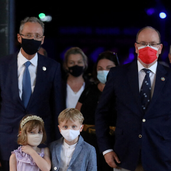 Le prince Albert II de Monaco et la princesse Gabriella de Monaco accueillent les enfants d'une classe de CM2, sinistrés de la tempête Alex dans vallée de la Roya, au musée océanographique à Monaco, le 1er juin 2021. © Jean François Ottonello/Nice Matin/Bestimage 