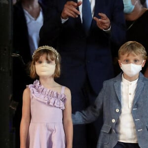 Le prince Albert II de Monaco et la princesse Gabriella de Monaco accueillent les enfants d'une classe de CM2, sinistrés de la tempête Alex dans vallée de la Roya, au musée océanographique à Monaco, le 1er juin 2021. © Jean François Ottonello/Nice Matin/Bestimage 