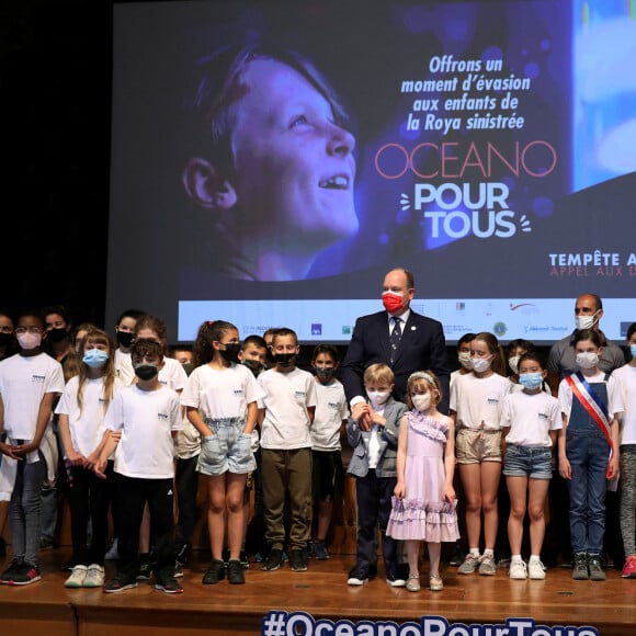 Le prince Albert II de Monaco et la princesse Gabriella de Monaco accueillent les enfants d'une classe de CM2, sinistrés de la tempête Alex dans vallée de la Roya, au musée océanographique à Monaco, le 1er juin 2021. © Jean François Ottonello/Nice Matin/Bestimage 