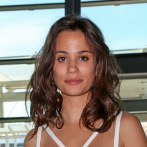 Lucie Lucas arrive à l'aéroport de Nice pour assister au 70ème Festival International du Film de Cannes, le 21 mai 2017