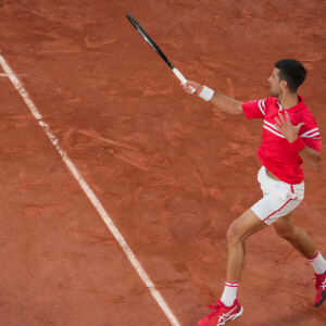 Novak Djokovic s'est qualifié pour le deuxième tour de Roland-Garros en battant l'Américain Tennys Sandgren. Paris, le 1er juin 2021.