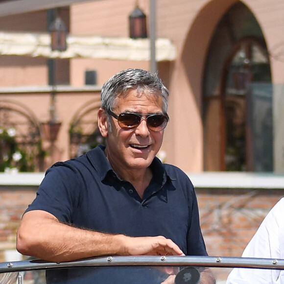 George Clooney et sa femme Amal Clooney sortent de leur hôtel, et prennent un bateau taxi pour se rendre dans un héliport pour s'envoler en hélicoptère de Venise, Italie, le 27 juin 2019.