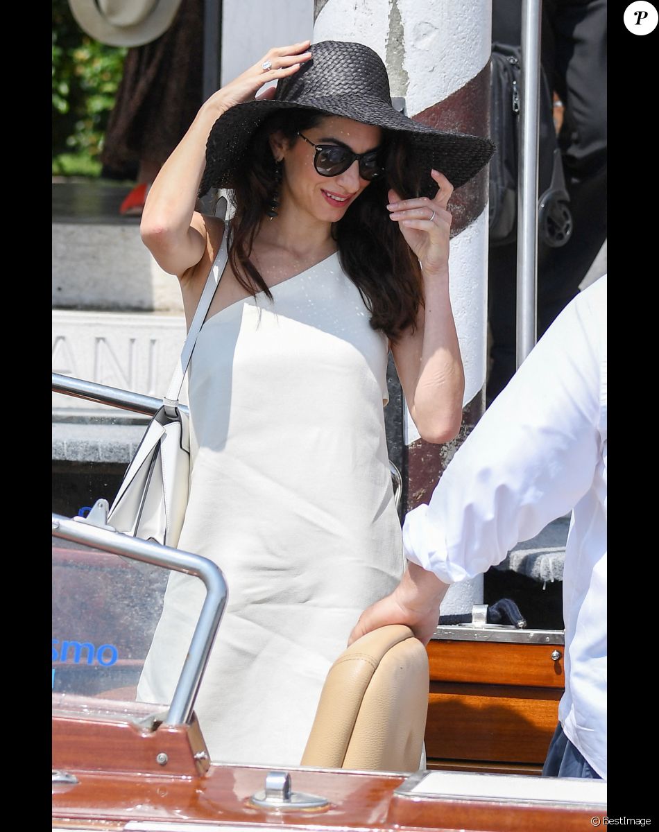George Clooney et sa femme Amal Clooney sortent de leur hôtel, et prennent un bateau taxi pour se rendre dans un héliport pour s'envoler en hélicoptère de Venise, Italie, le 27 juin 2019.