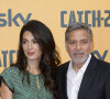 Amal Alamuddin et son mari à la première de la série TV "Catch 22" à Rome, le 13 mai 2019.