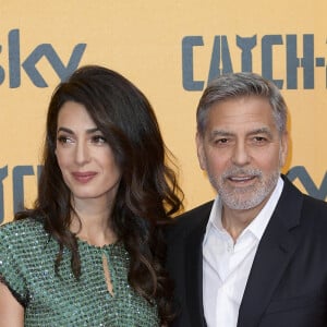 Amal Alamuddin et son mari à la première de la série TV "Catch 22" à Rome, le 13 mai 2019.