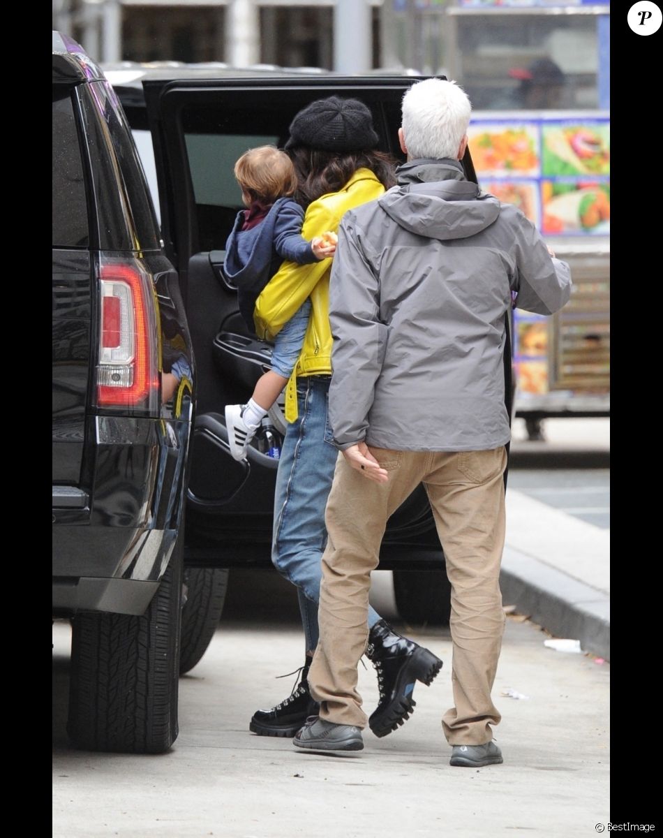 Exclusif - Amal Clooney et ses jumeaux dans les rues de New York. Le 9 novembre 2018