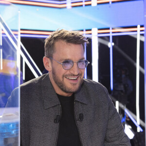 Benjamin Castaldi porte des lunettes, après son opération des yeux pour les "ouvrir" un peu plus - Enregistrement de l'émission "TPMP (Touche Pas à Mon Poste)", présentée par C.Hanouna et diffusée en direct sur C8 le 12 avril © Jack Tribeca / Bestimage