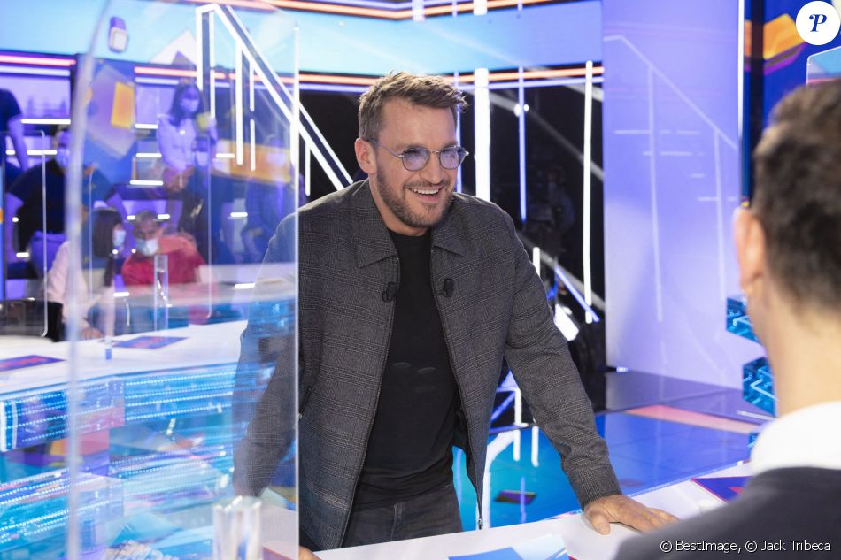 Benjamin Castaldi porte des lunettes, après son opération des yeux pour les "ouvrir" un peu plus - Enregistrement de l'émission "TPMP (Touche Pas à Mon Poste)", présentée par C.Hanouna et diffusée en direct sur C8 le 12 avril © Jack Tribeca / Bestimage