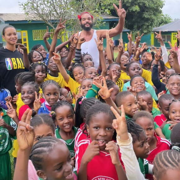 Joakim Noah et sa fiancée Lais Ribeiro ont visité l'école de la grand-mère de l'ancien basketteur, à Yaoundé, au Cameroun. Le 3 juin 2021.