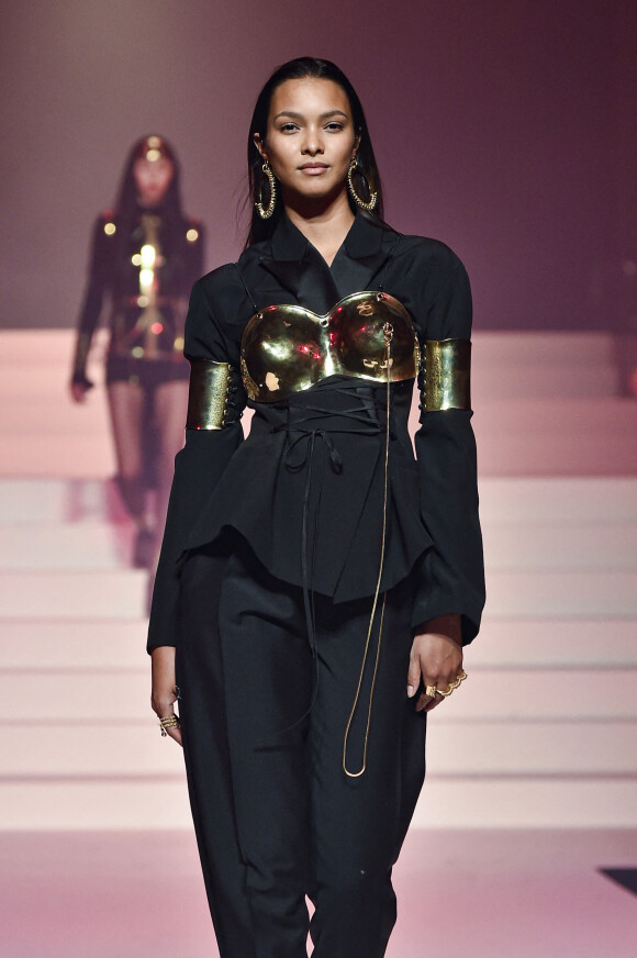 Lais Ribeiro défile pour Jean Paul Gaultier lors de la Fashion Week Haute Couture printemps-été 2020. Paris, le 22 janvier 2020.