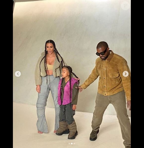 Kim Kardashian, Kanye West et leur fille North au défilé Yeezy Season 8 à l'Espace Niemeyer. Paris, le 2 mars 2020.