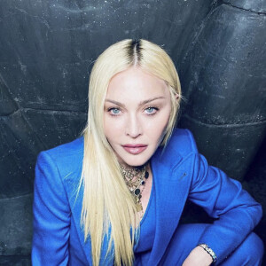 Madonna, tou de bleu vêtue, dîne au restaurant "Craig's" à Los Angeles. Le 19 avril 2021.