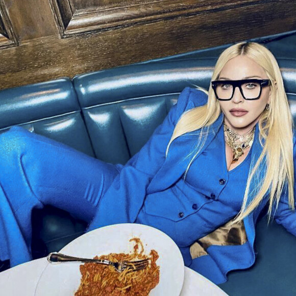 Madonna, tou de bleu vêtue, dîne au restaurant "Craig's" à Los Angeles. Le 19 avril 2021.