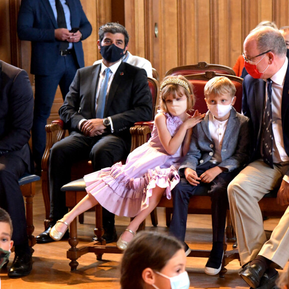 Gareth Wittstock, le prince Albert II de Monaco et ses enfants, le prince héréditaire Jacques et la princesse Gabriella, accompagnés par M. Calcagno, le directeur du Musée, Alexandra Valetta-Ardisson, la député des Alpes-Maritimes, et M. Laurent Stefanini, l'ambassadeur de France à Monaco, ont participé au lancement du programme "Océano pour Tous" au Musée Océanographique de Monaco, le 1er juin 2021. © Bruno Bebert/Bestimage