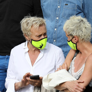 Muriel Robin et sa femme Anne Le Nen dans les tribunes des Internationaux de France de tennis de Roland Garros à Paris, France, le 5 juin 2021. © Dominique Jacovides/Bestimage 