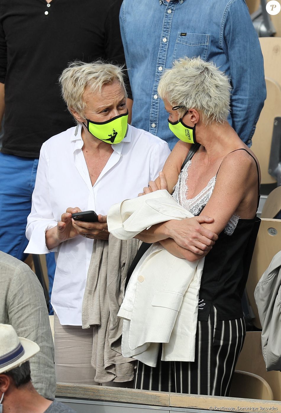 Muriel Robin et sa femme Anne Le Nen dans les tribunes des Internationaux de France de tennis de Roland Garros à Paris, France, le 5 juin 2021. © Dominique Jacovides/Bestimage