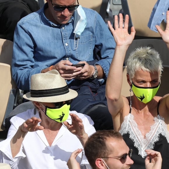 Muriel Robin et sa femme Anne Le Nen dans les tribunes des Internationaux de France de tennis de Roland Garros à Paris, France, le 5 juin 2021. © Dominique Jacovides/Bestimage 