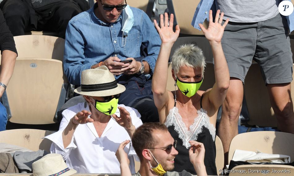 Muriel Robin et sa femme Anne Le Nen dans les tribunes des Internationaux de France de tennis de Roland Garros à Paris, France, le 5 juin 2021. © Dominique Jacovides/Bestimage