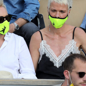 Muriel Robin et sa femme Anne Le Nen dans les tribunes des Internationaux de France de tennis de Roland Garros à Paris, France, le 5 juin 2021. © Dominique Jacovides/Bestimage 