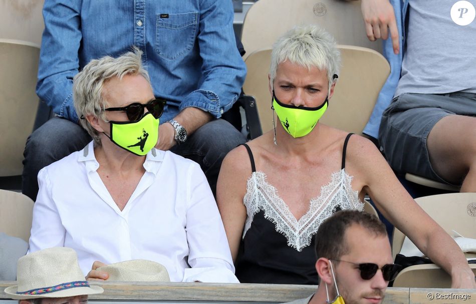Muriel Robin et sa femme Anne Le Nen dans les tribunes des Internationaux de France de tennis de Roland Garros à Paris, France, le 5 juin 2021. © Dominique Jacovides/Bestimage