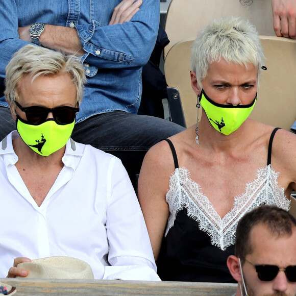 Muriel Robin et sa femme Anne Le Nen dans les tribunes des Internationaux de France de tennis de Roland Garros à Paris, France, le 5 juin 2021. © Dominique Jacovides/Bestimage 