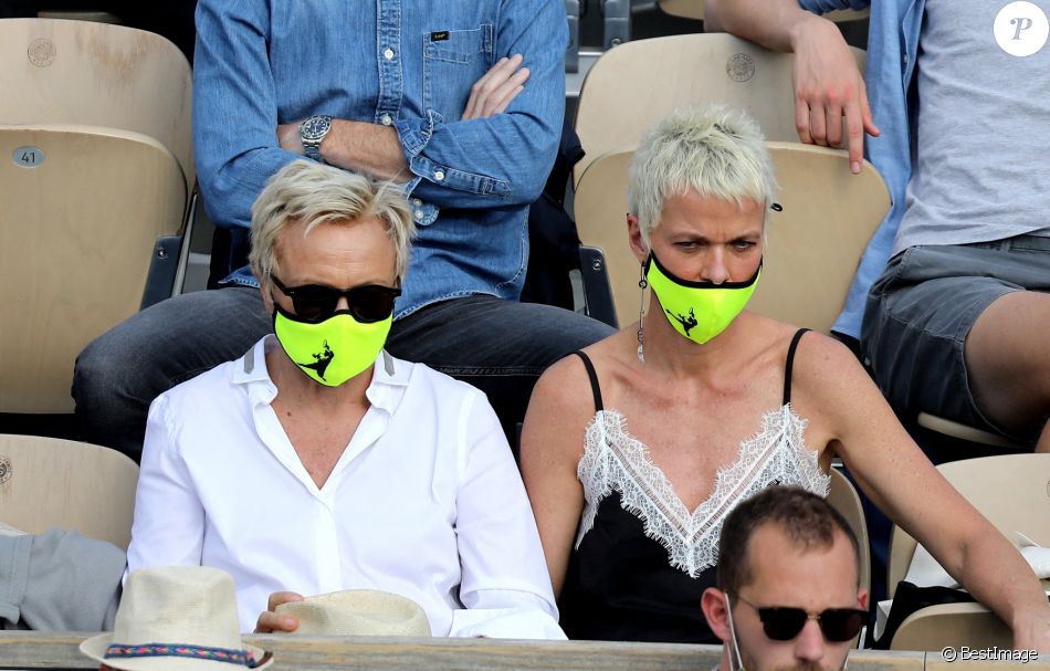 Muriel Robin et sa femme Anne Le Nen dans les tribunes des Internationaux de France de tennis de Roland Garros à Paris, France, le 5 juin 2021. © Dominique Jacovides/Bestimage
