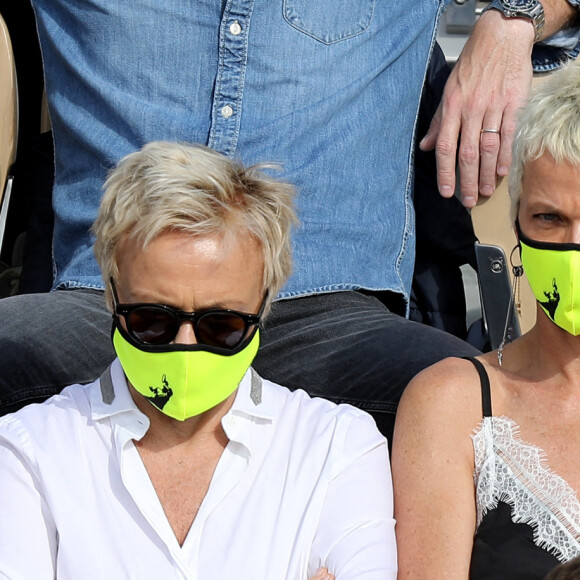 Muriel Robin et sa femme Anne Le Nen dans les tribunes des Internationaux de France de tennis de Roland Garros à Paris, France, le 5 juin 2021. © Dominique Jacovides/Bestimage 