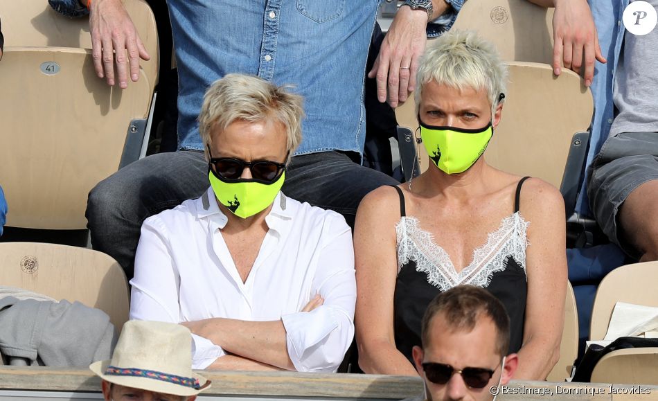 Muriel Robin et sa femme Anne Le Nen dans les tribunes des Internationaux de France de tennis de Roland Garros à Paris, France, le 5 juin 2021. © Dominique Jacovides/Bestimage