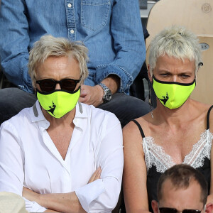 Muriel Robin et sa femme Anne Le Nen dans les tribunes des Internationaux de France de tennis de Roland Garros à Paris, France, le 5 juin 2021. © Dominique Jacovides/Bestimage 